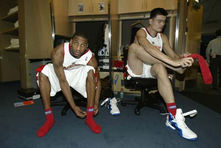 尼克斯备战魔术，唐斯伤势成疑（尼克斯迎战魔术在即，唐斯伤情未明）