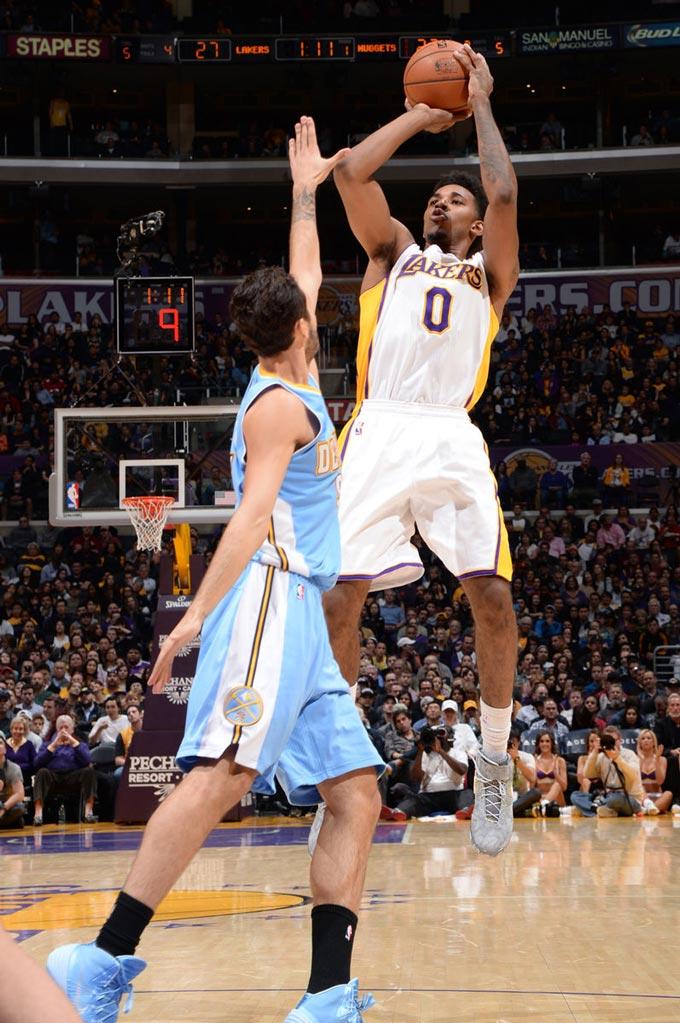 利物浦1-0皇马，麦卡利斯特制胜，库尔图瓦八扑救难掩失利（红军1-0力克皇马：麦卡利斯特攻入制胜球，库尔图瓦8次扑救仍无力回天）