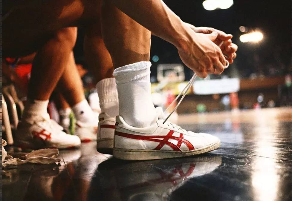 阿森西奥带女友重返伯纳乌，与齐达内一同观看了NFL比赛（阿森西奥携女友回到伯纳乌，与齐达内同场观战NFL）