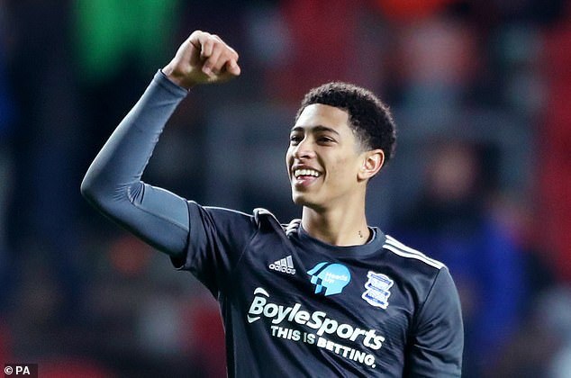 球星突破防线制造绝佳机会（球星强突撕裂防线造破门良机）