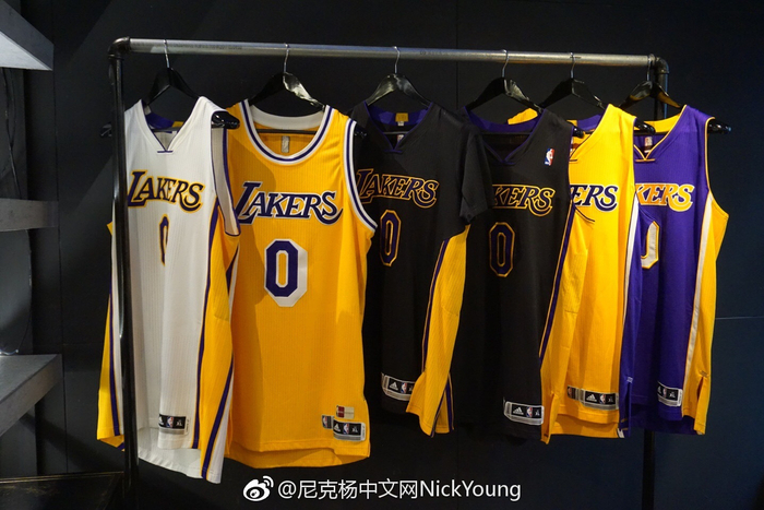 詹姆斯关键时刻稳住节奏（詹姆斯在关键时刻稳控比赛节奏）