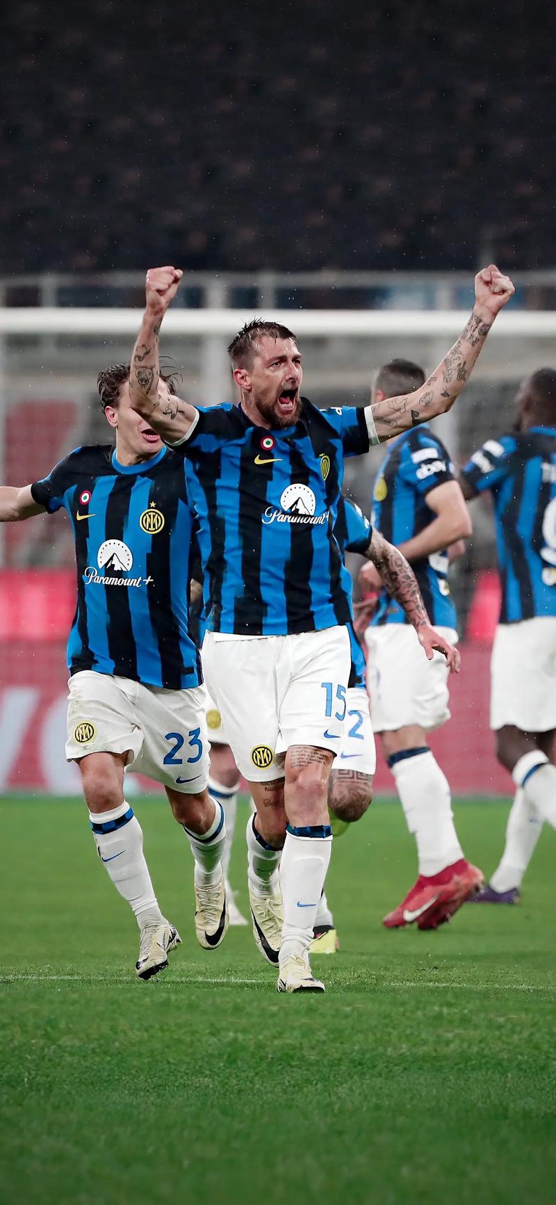 球场失意但！恩德里克红牌停赛看台观战，妻子喂食&美女环绕（赛场失意仍成焦点：恩德里克红牌停赛看台观战，妻子喂食美女相伴）