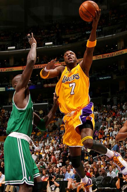 澳超半场：科斯格罗夫梅开二度，奥克兰FC2-1惠灵顿凤凰（澳超半场战报：科斯格罗夫双响，奥克兰FC暂2-1惠灵顿凤凰）