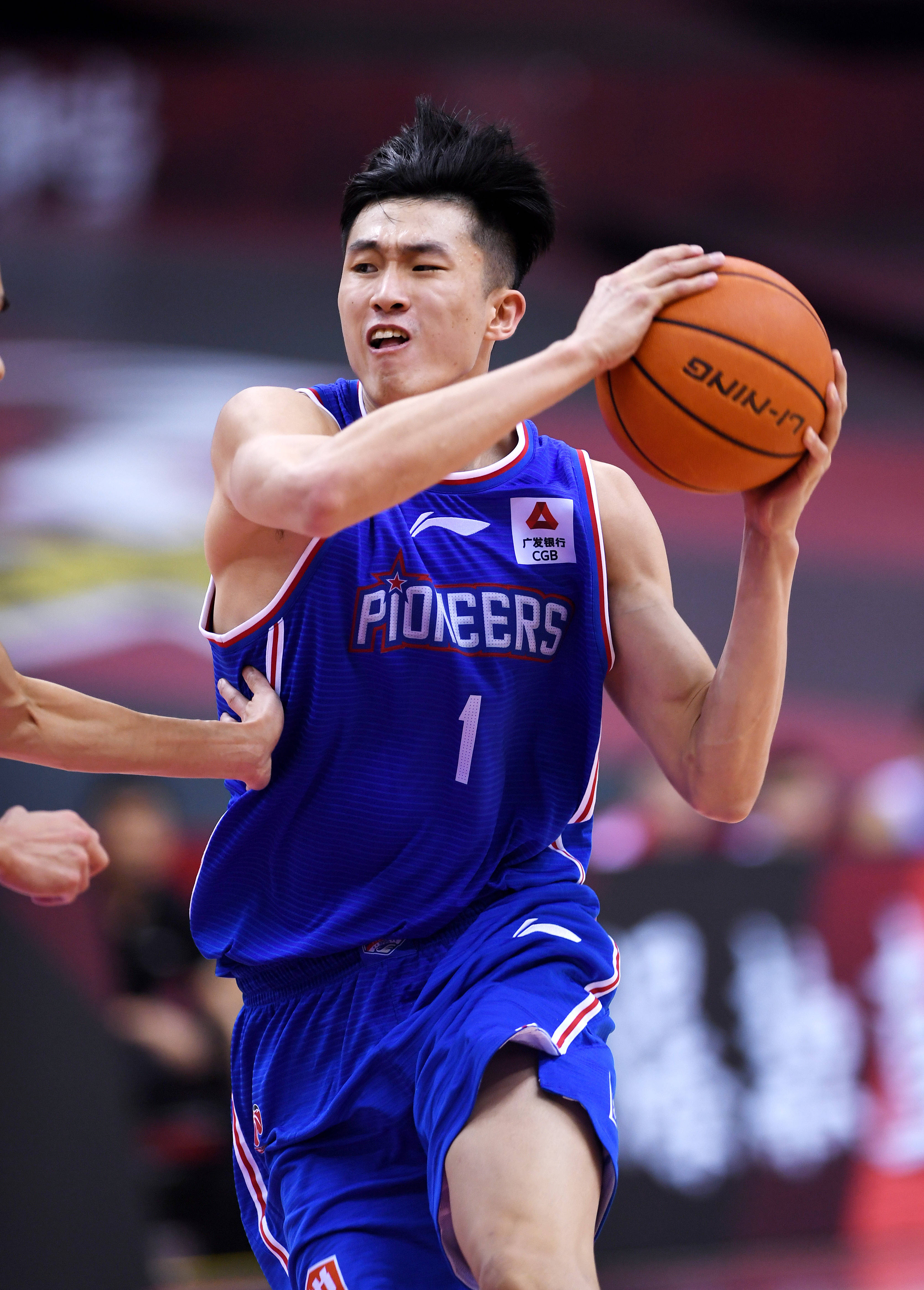 伯恩利主帅：布罗亚有望周末复出，对阵切尔西将会非常艰难（伯恩利主帅称布罗亚有望本周末复出，迎战切尔西将是一场硬仗）