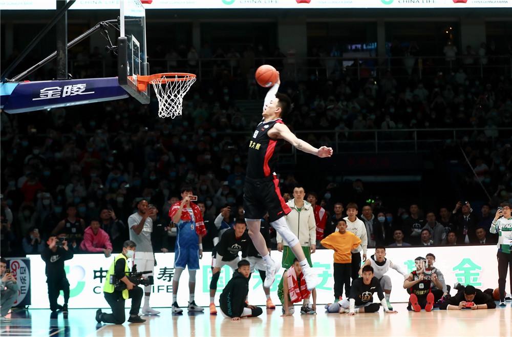 浙江广厦4分险胜！新赛季开门红，塔克首秀22分7篮板，孙铭徽12分（广厦开门红险胜4分，塔克首秀22分7篮板，孙铭徽贡献12分）