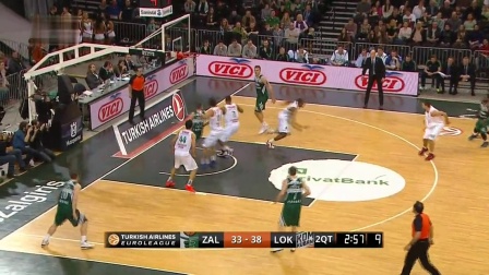 内马尔从中场跑回禁区开门球，结果队友直接开大脚让他无语（内马尔自中场折返准备主罚球门球，队友却一脚大脚解围令其无语）