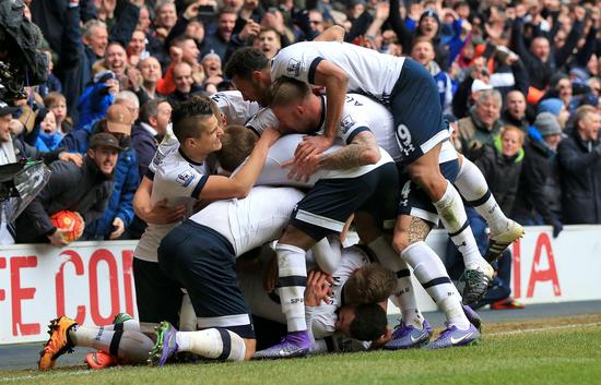 维尼修斯在皇马遭遇嘘声后，社媒发动态前往迪拜引发热议（遭皇马嘘声后，维尼修斯社媒晒赴迪拜动态引发热议）