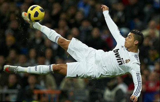 利物浦利用边路冲击打穿对手（利物浦两翼突击撕裂对手防线）