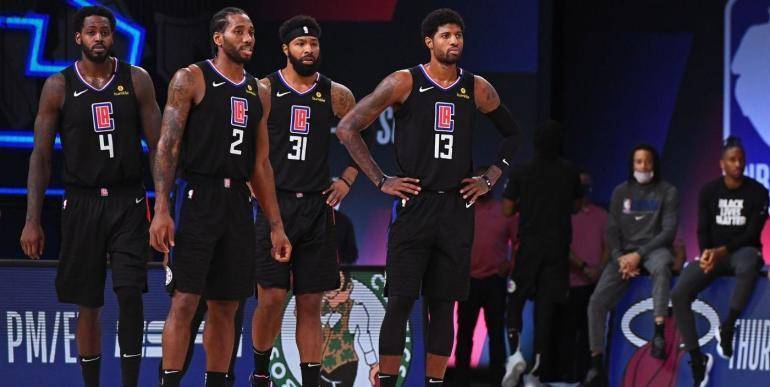 刘殿座获奖感言：感谢每一位身边的人，愿中国足球越来越好（刘殿座领奖致辞：感恩所有支持，祝中国足球蒸蒸日上）