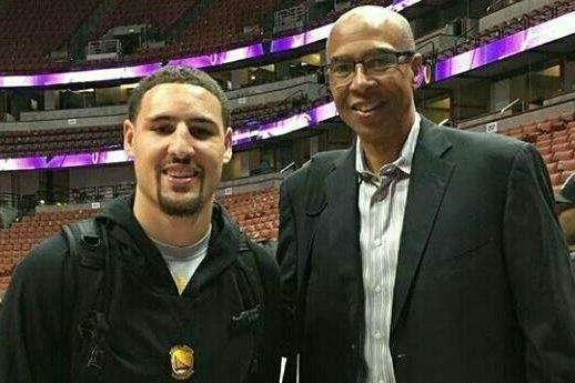 U22国家队走进成都实验小学西区分校，黄博文、于大宝等人与师生互动（U22国足做客成都实验小学西区，黄博文、于大宝等与师生互动交流）