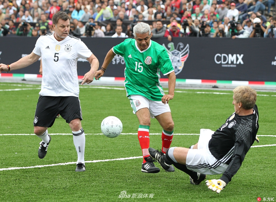 00后巅峰对决，ATP年终总决赛“辛卡决”，辛纳卫冕（00后巅峰相逢：ATP年终总决赛上演“辛卡大战”，辛纳成功卫冕）